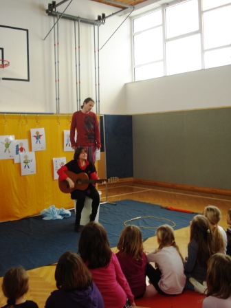 Theater "Die gro&szlig;e Nein-Tonne"
