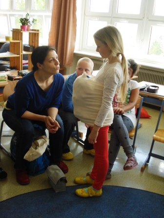 Besuch einer Hebamme in der 3a-Klasse