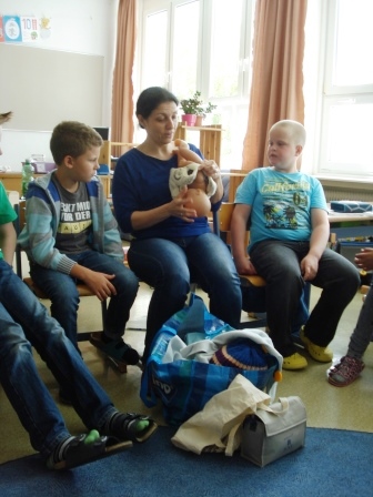 Besuch einer Hebamme in der 3a-Klasse