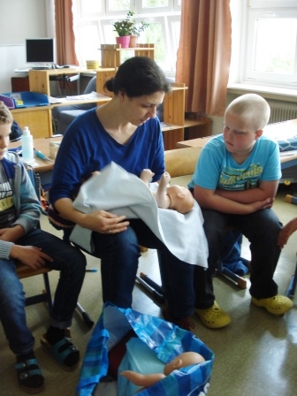 Besuch einer Hebamme in der 3a-Klasse