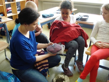 Besuch einer Hebamme in der 3a-Klasse